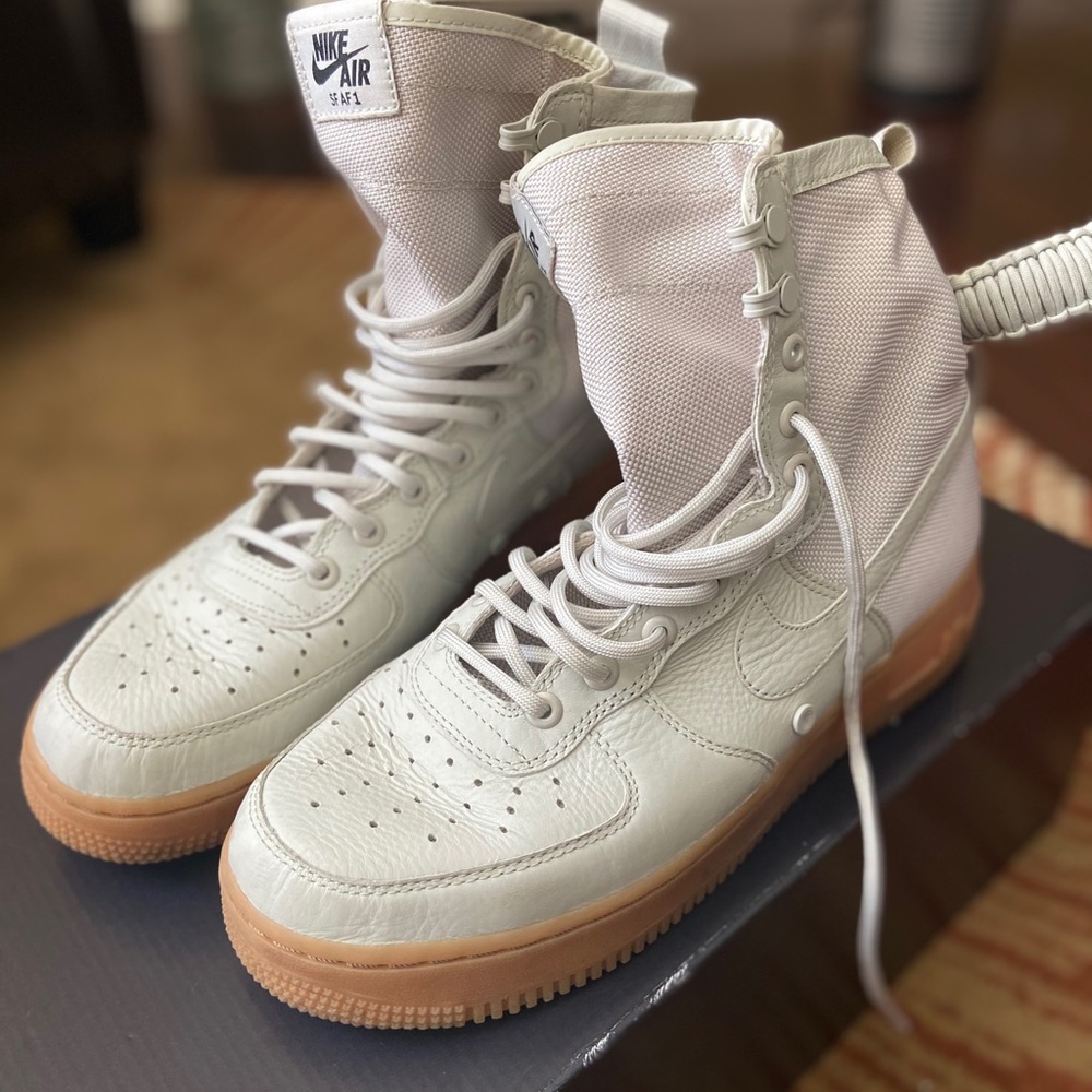 Nike High Top W SF AF1 Athletic Shoe